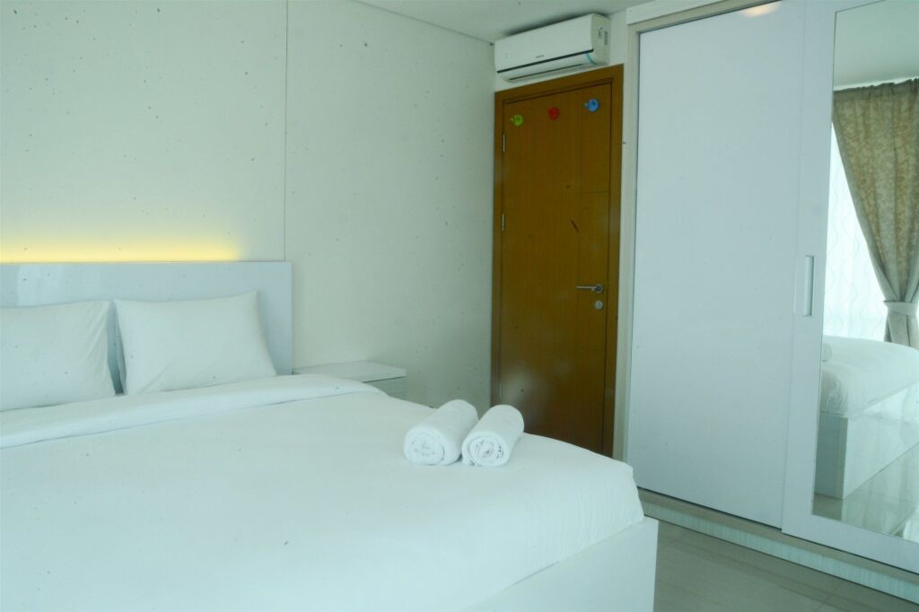 Джакарта: 2 Bedrooms Woodland Park Apartment by Travelio