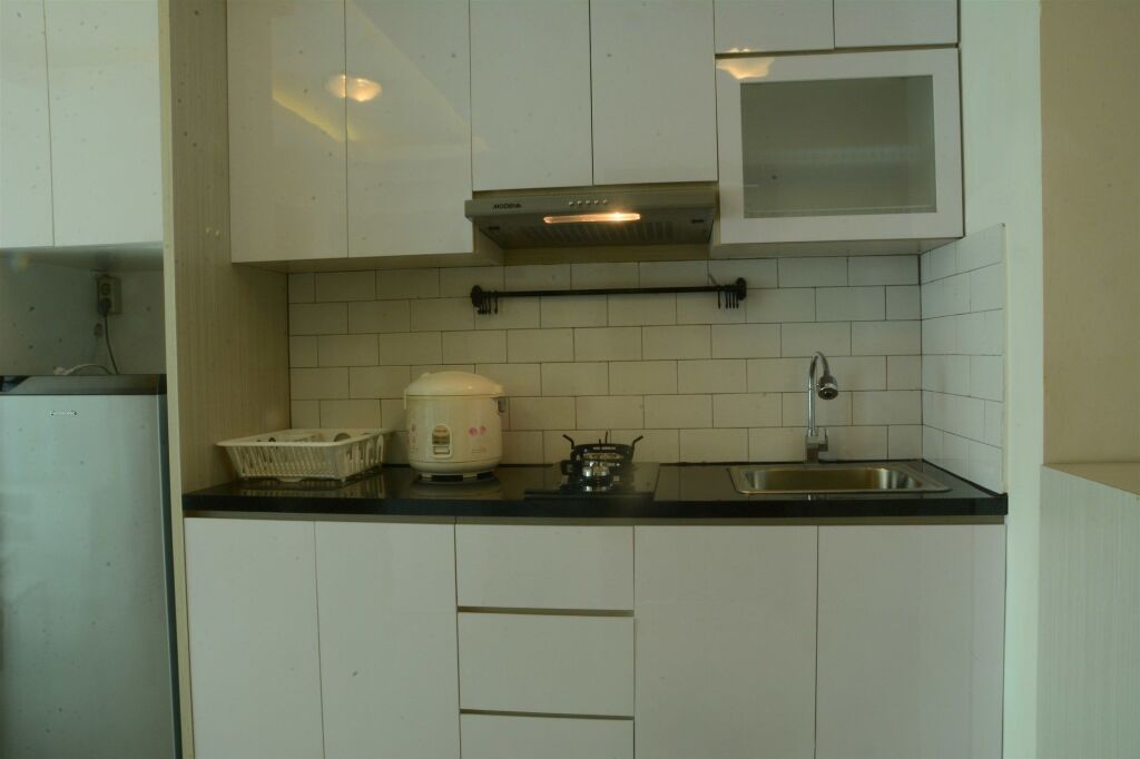 Джакарта: 2 Bedrooms Woodland Park Apartment by Travelio