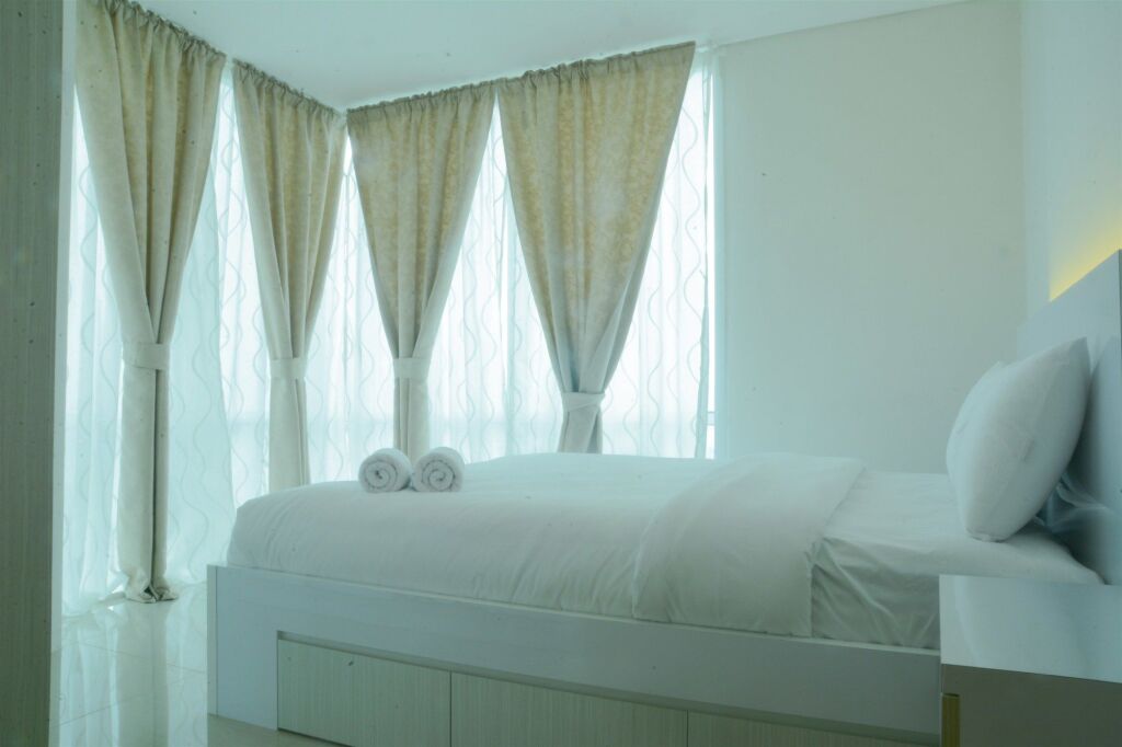Джакарта: 2 Bedrooms Woodland Park Apartment by Travelio