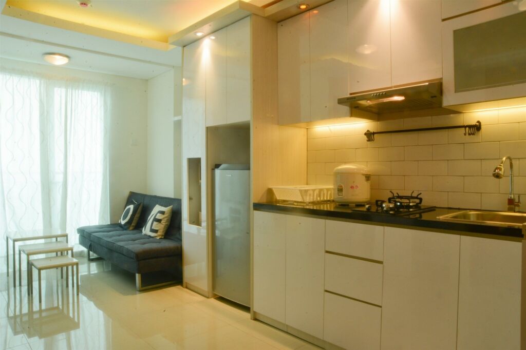 Джакарта: 2 Bedrooms Woodland Park Apartment by Travelio