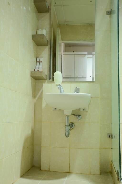 Джакарта: 1 Bedroom at Cosmo Mansion Apartment by Travelio