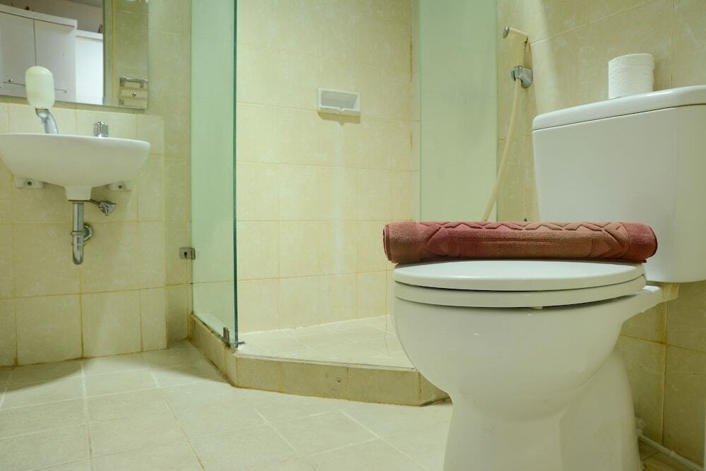 Джакарта: 1 Bedroom at Cosmo Mansion Apartment by Travelio