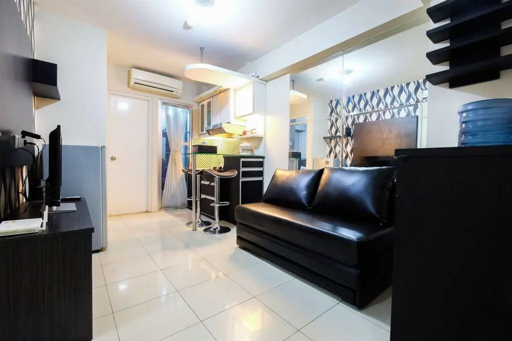 Джакарта: Monochrome Style 2 Bedrooms at Kalibata City Apartment By Travelio