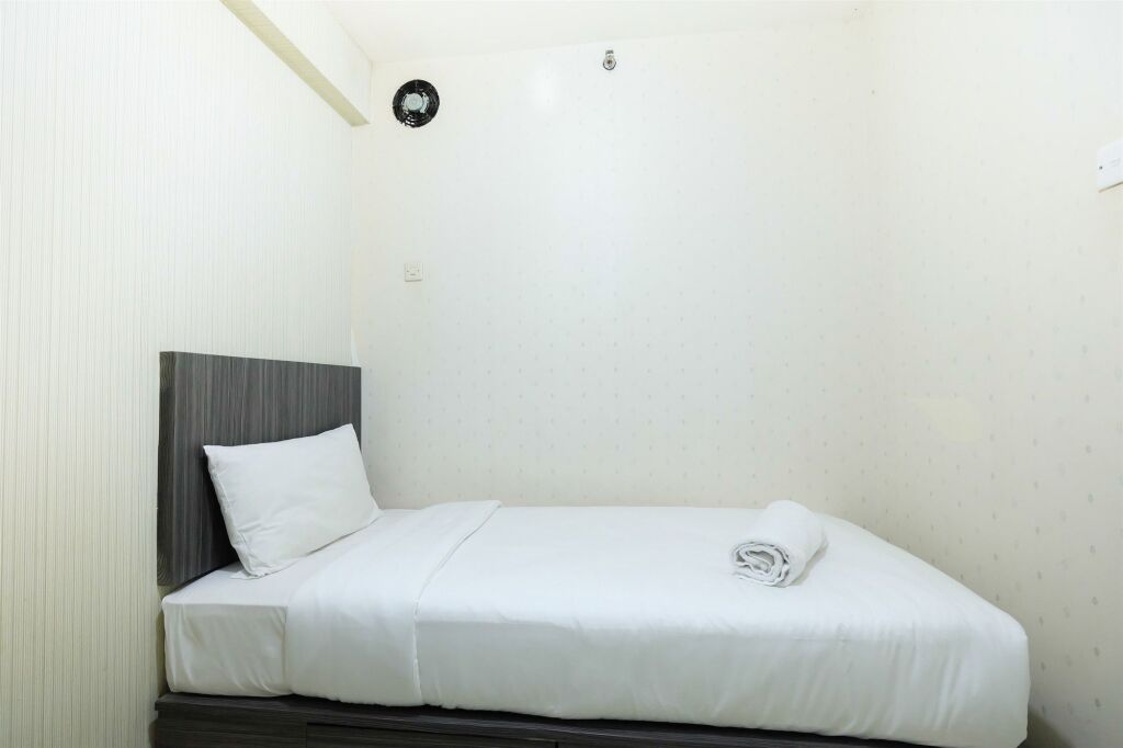 Джакарта: Monochrome Style 2 Bedrooms at Kalibata City Apartment By Travelio