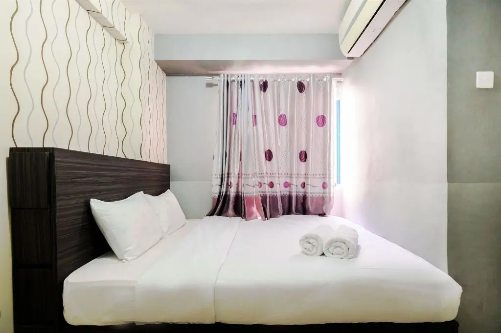 Джакарта: Monochrome Style 2 Bedrooms at Kalibata City Apartment By Travelio