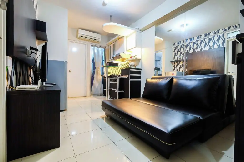 Джакарта: Monochrome Style 2 Bedrooms at Kalibata City Apartment By Travelio