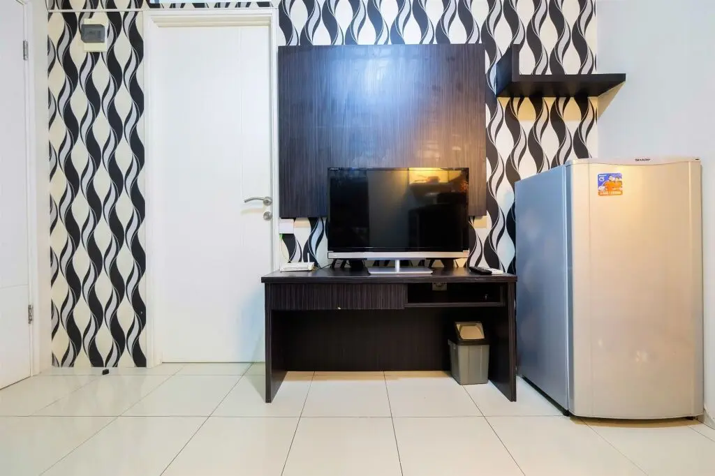 Джакарта: Monochrome Style 2 Bedrooms at Kalibata City Apartment By Travelio