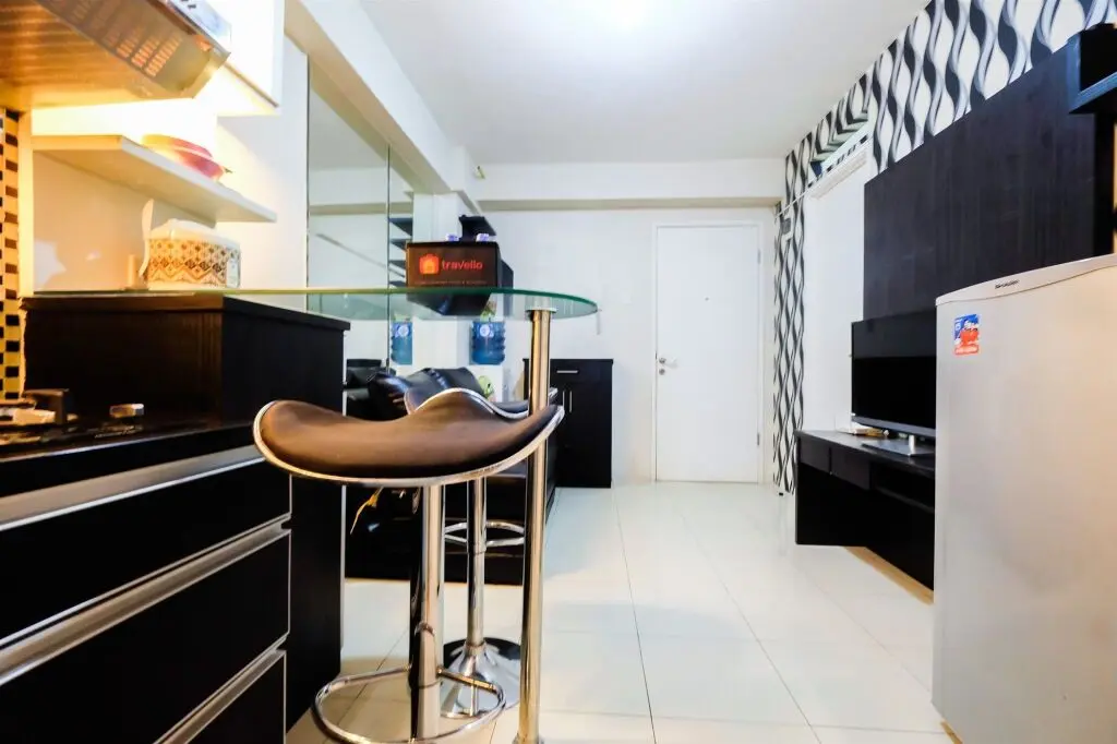 Джакарта: Monochrome Style 2 Bedrooms at Kalibata City Apartment By Travelio
