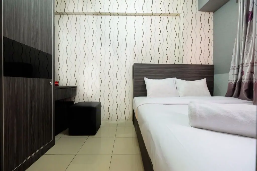 Джакарта: Monochrome Style 2 Bedrooms at Kalibata City Apartment By Travelio