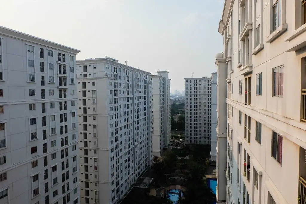 Monochrome Style 2 Bedrooms at Kalibata City Apartment By Travelio — фото 1