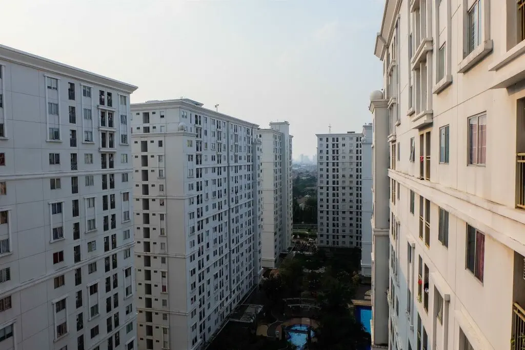 Джакарта: Monochrome Style 2 Bedrooms at Kalibata City Apartment By Travelio