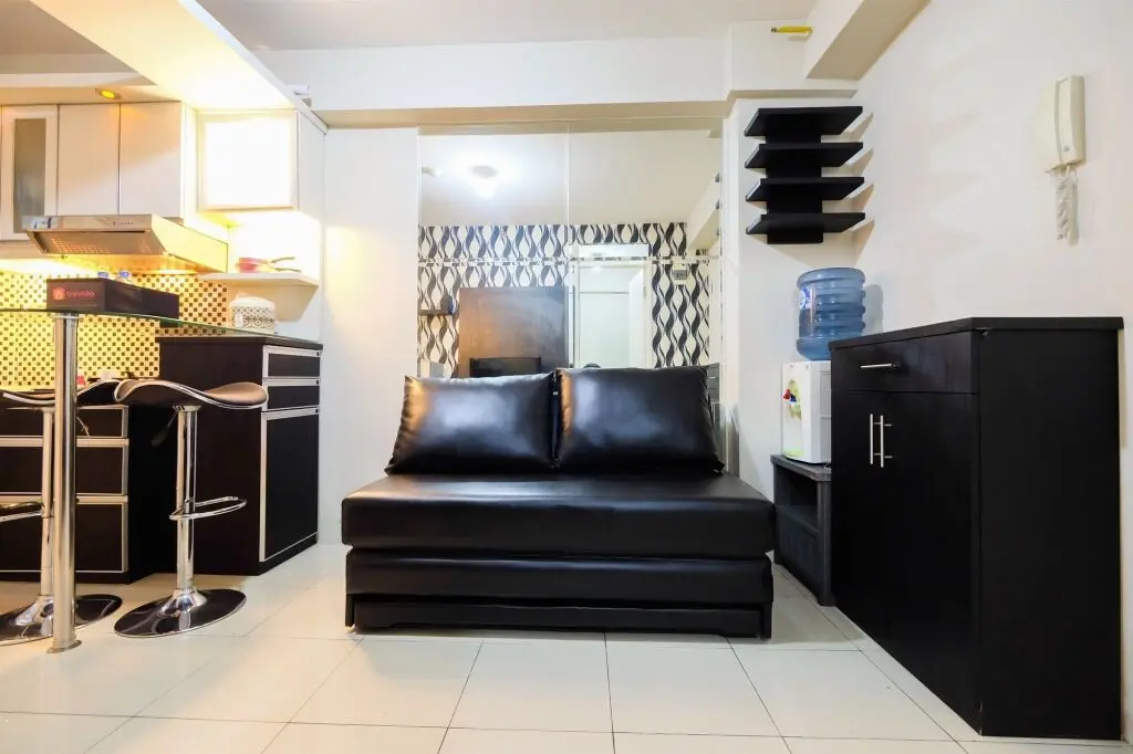 Джакарта: Monochrome Style 2 Bedrooms at Kalibata City Apartment By Travelio