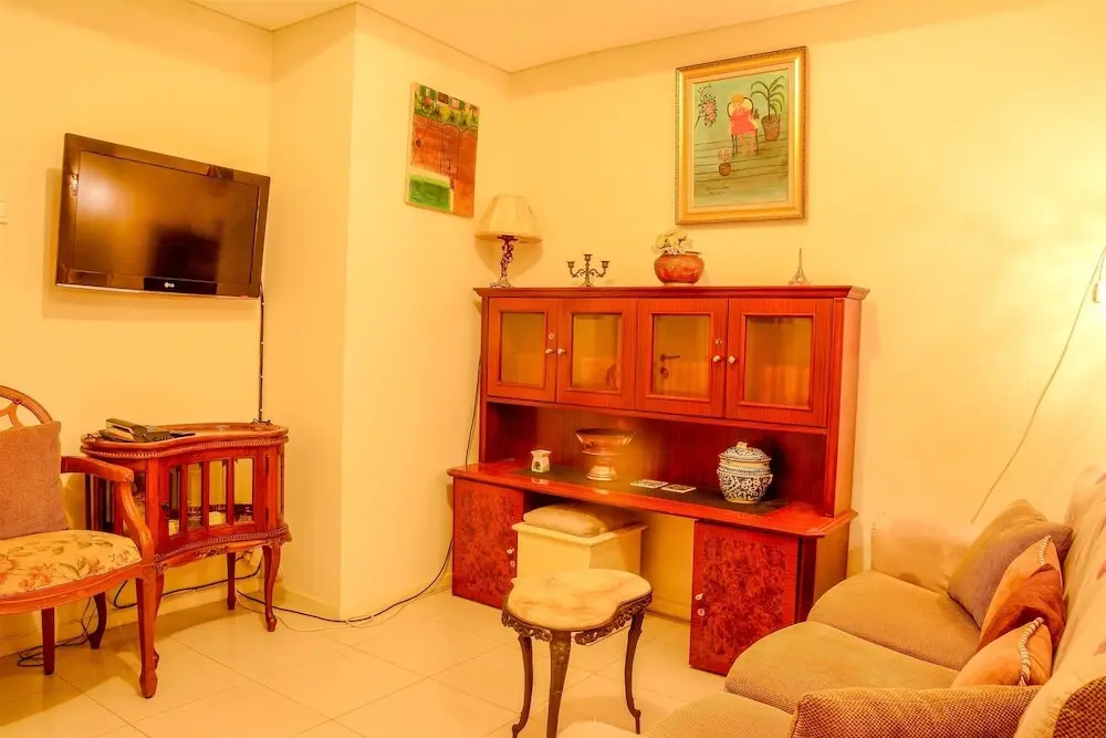 Джакарта: 1 Vintage Bedroom at Cosmo Terrace Apartment by Travelio