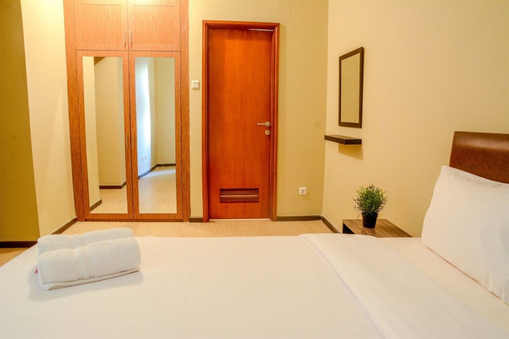 Джакарта: 3 Bedrooms Plus Apartment Grand Palace by Travelio