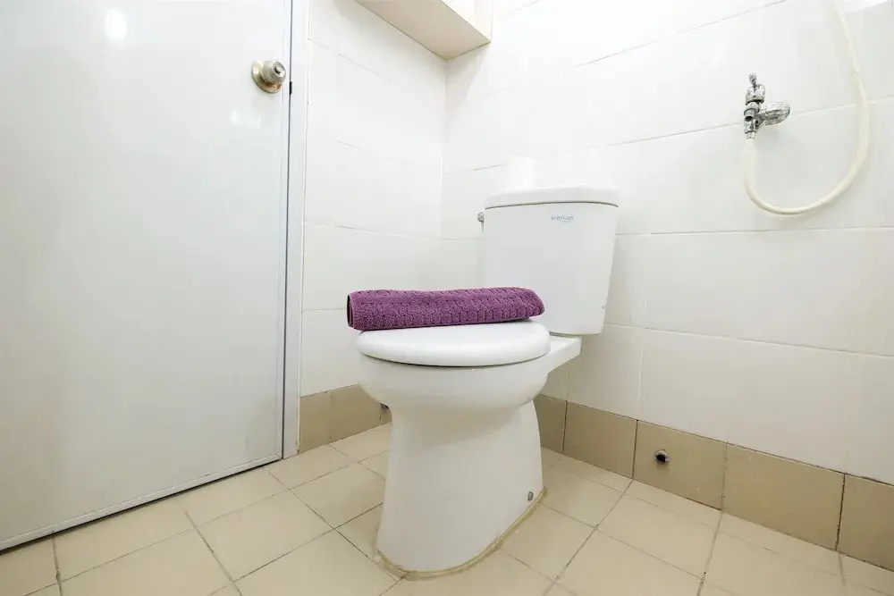 Джакарта: Modern Minimalist 2 Bedrooms at Bassura City Apartment By Travelio