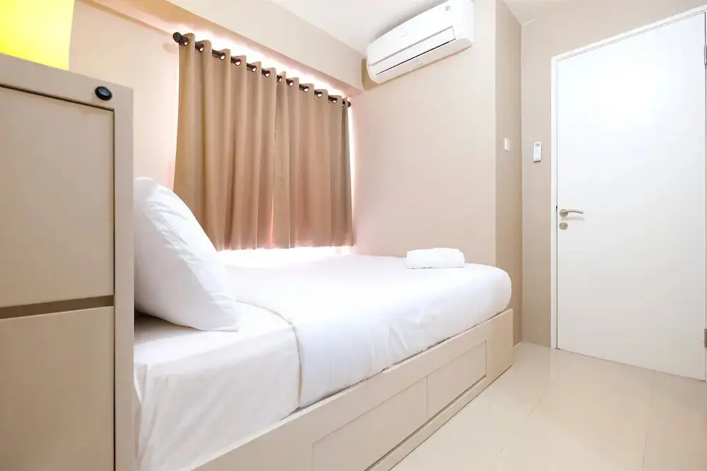 Джакарта: Modern Minimalist 2 Bedrooms at Bassura City Apartment By Travelio