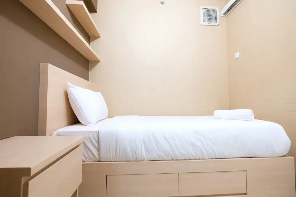 Джакарта: Modern Minimalist 2 Bedrooms at Bassura City Apartment By Travelio