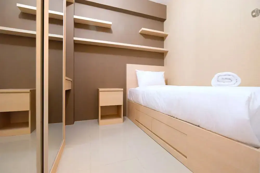 Джакарта: Modern Minimalist 2 Bedrooms at Bassura City Apartment By Travelio