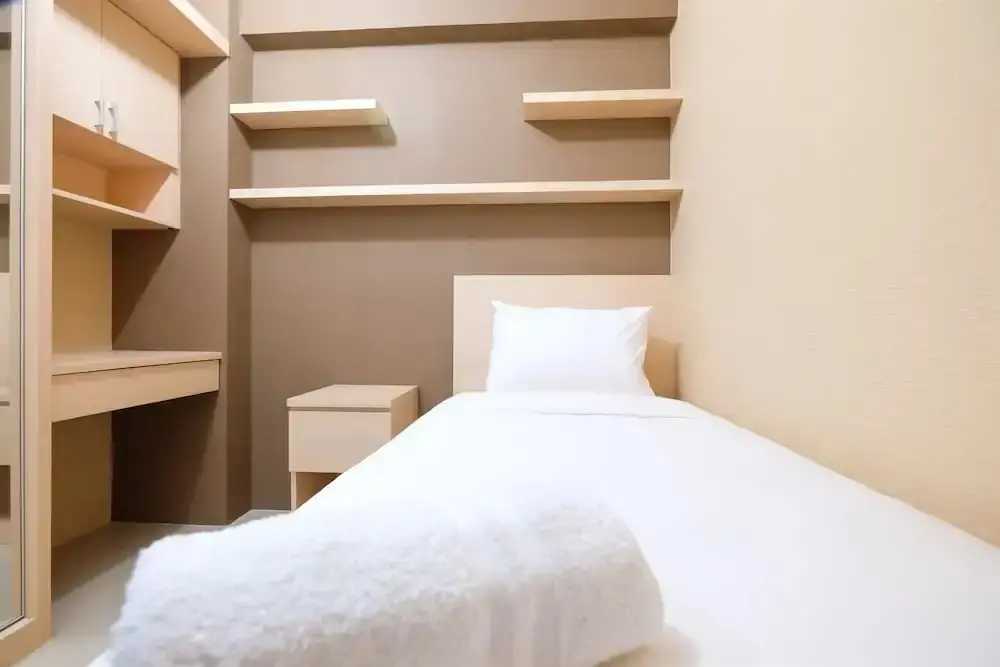 Джакарта: Modern Minimalist 2 Bedrooms at Bassura City Apartment By Travelio