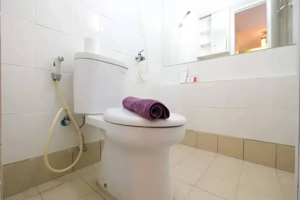 Джакарта: Modern Minimalist 2 Bedrooms at Bassura City Apartment By Travelio