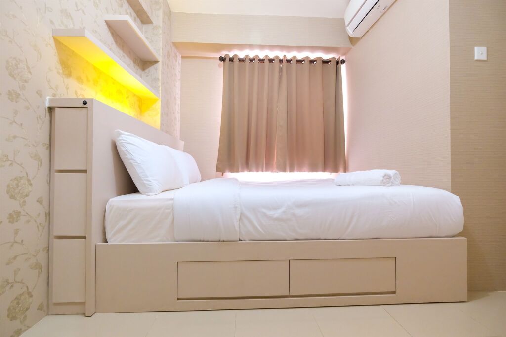 Джакарта: Modern Minimalist 2 Bedrooms at Bassura City Apartment By Travelio