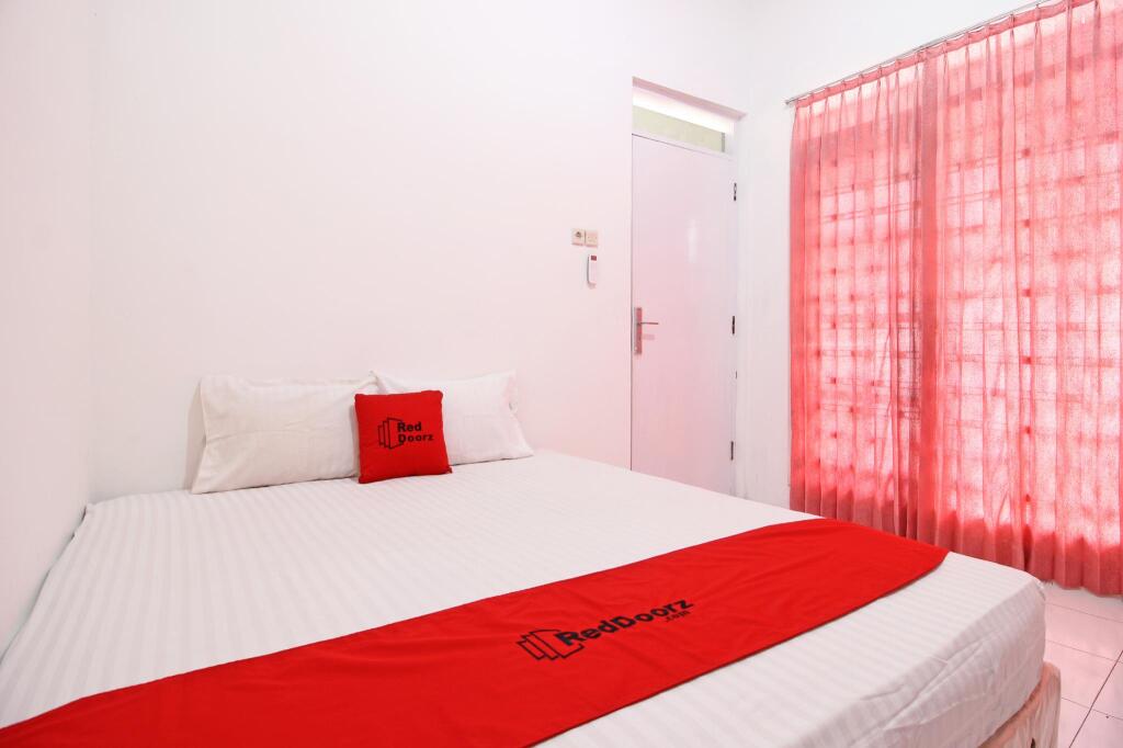 RedDoorz near Terminal Tirtonadi — фото 1