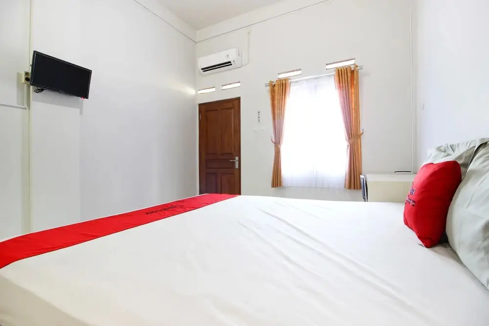 Батуретно: RedDoorz Syariah @ Griya Izzara Guest House