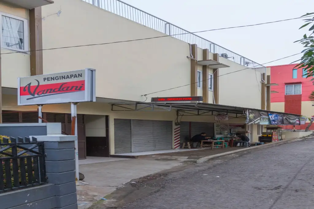RedDoorz Plus near IPDN — фото 1