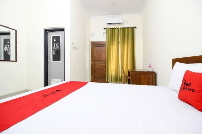Ngaglik: RedDoorz near UII Jakal 2