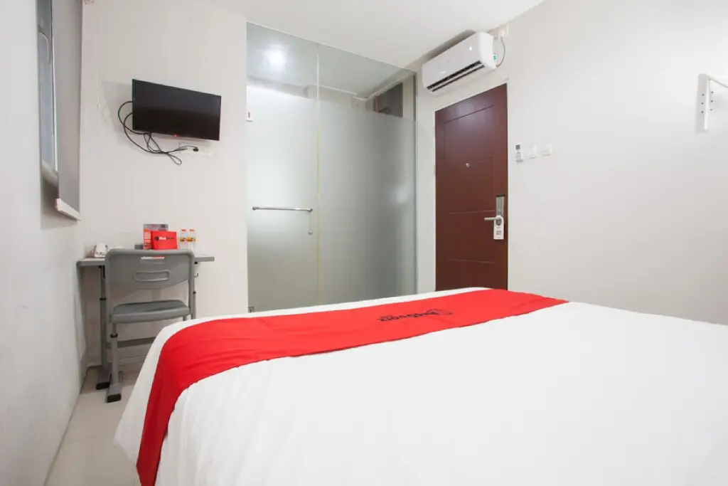 Сурабая: RedDoorz near Pasar Turi Station