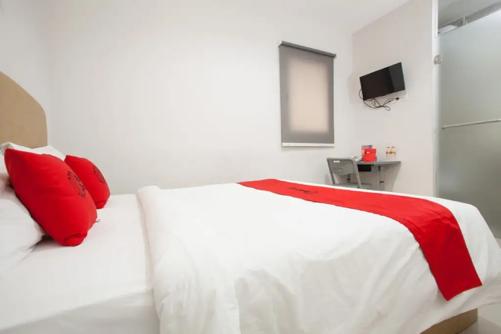 Сурабая: RedDoorz near Pasar Turi Station