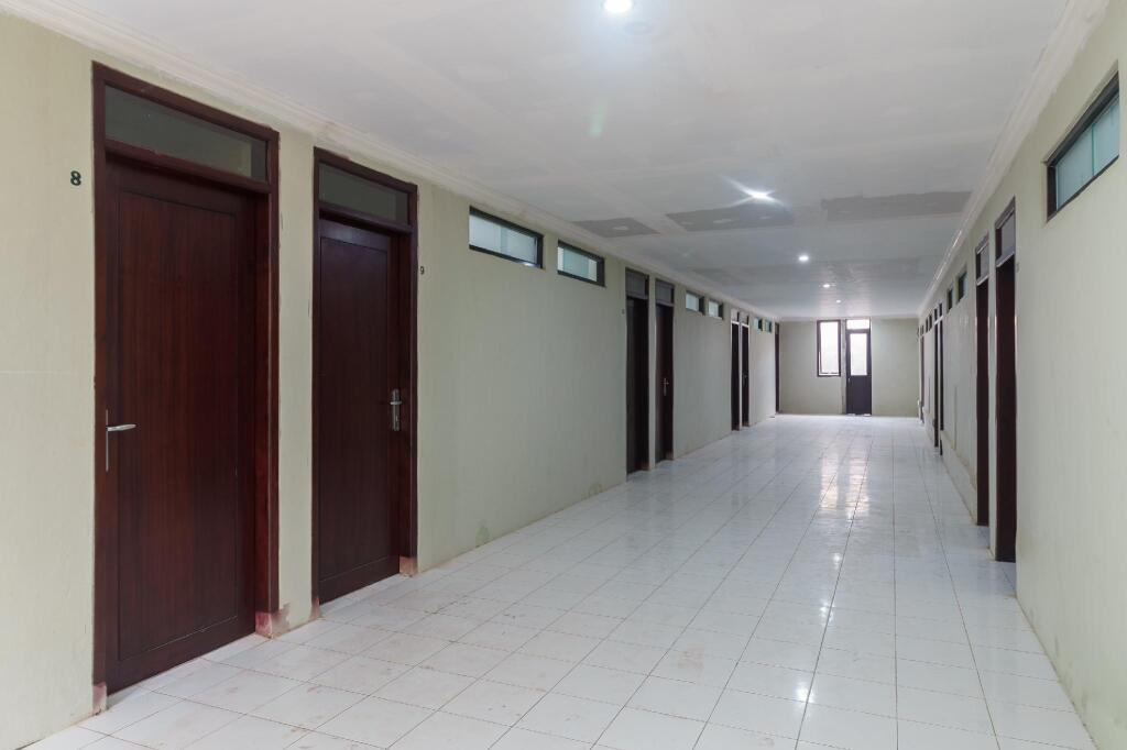 Караванг: RedDoorz near Cikampek Mall Karawang