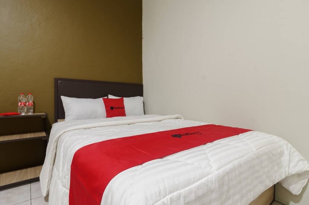Караванг: RedDoorz near Cikampek Mall Karawang