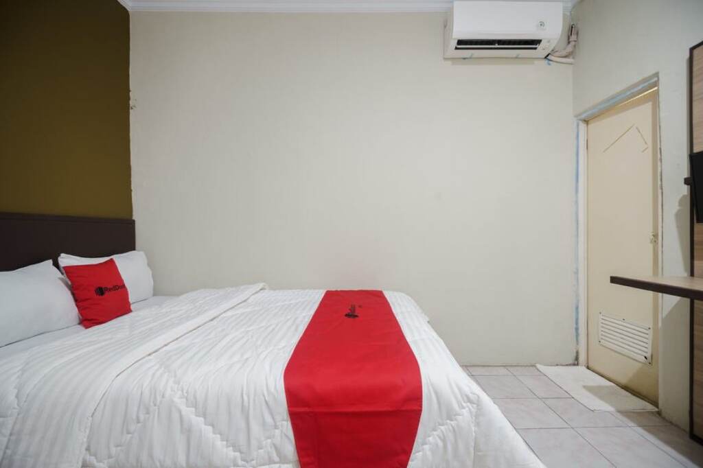 Караванг: RedDoorz near Cikampek Mall Karawang