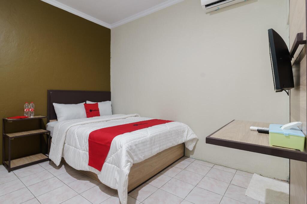 Караванг: RedDoorz near Cikampek Mall Karawang