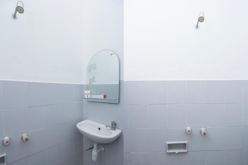 Джокьякарта: OYO 759 Hotel Dewi Sri