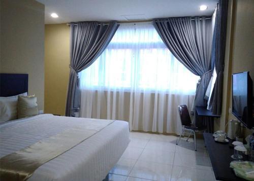 Петумбак: Hotel AERO