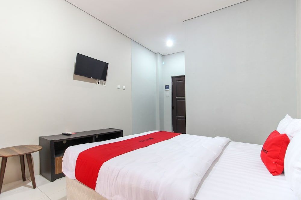 Суракарта: RedDoorz near Solo Balapan Station 2
