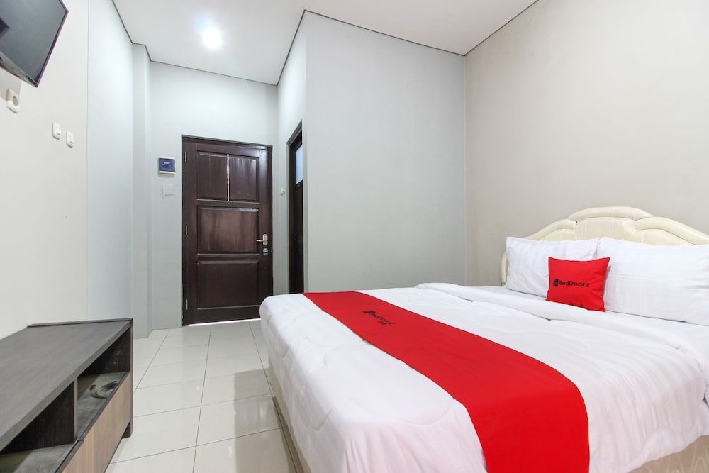 Суракарта: RedDoorz near Solo Balapan Station 2