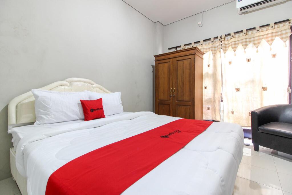 Суракарта: RedDoorz near Solo Balapan Station 2