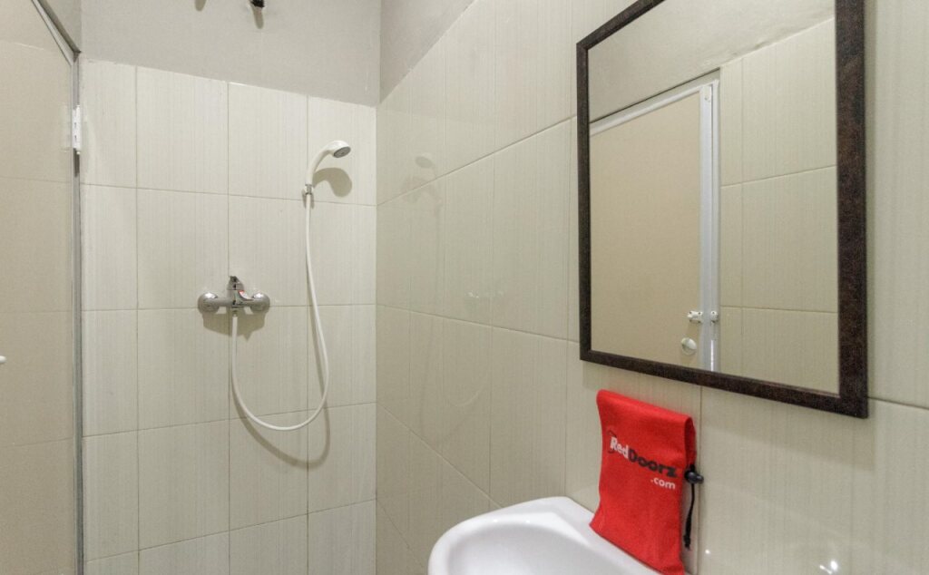 Джакарта: RedDoorz near Puri Indah Mall