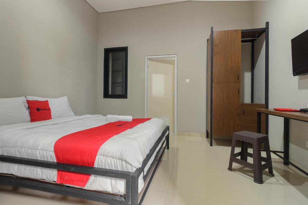 Джакарта: RedDoorz near Puri Indah Mall