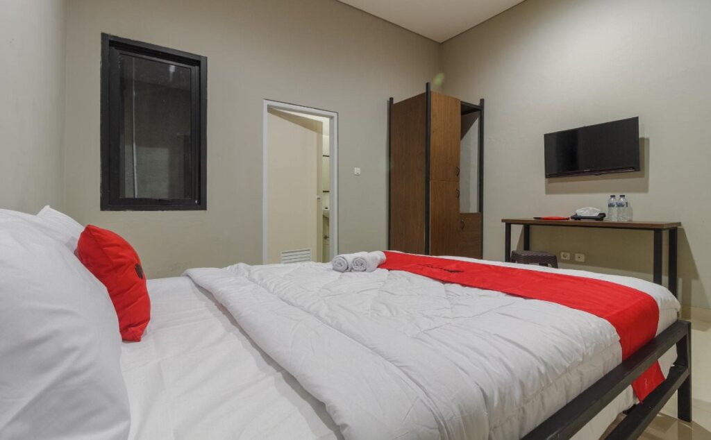 Джакарта: RedDoorz near Puri Indah Mall