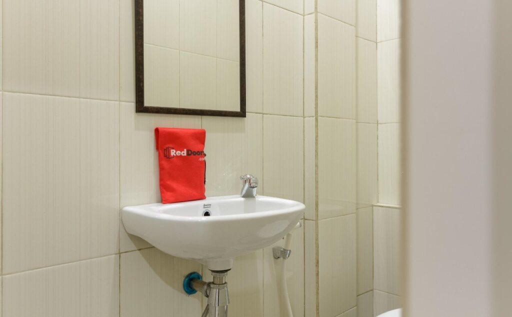 Джакарта: RedDoorz near Puri Indah Mall