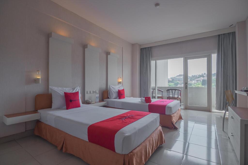 Бандунг: RedDoorz Plus near Kampung Gajah 3