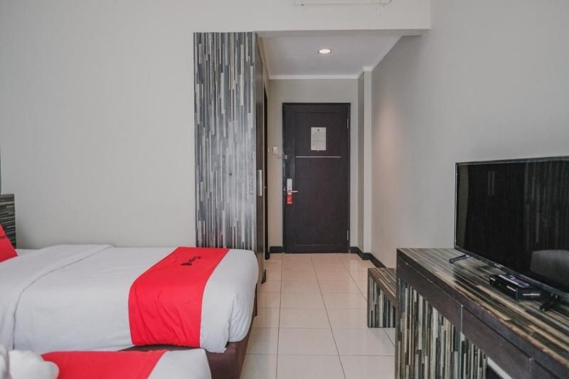 Джакарта: Reddoorz Plus @ Gunung Sahari 2