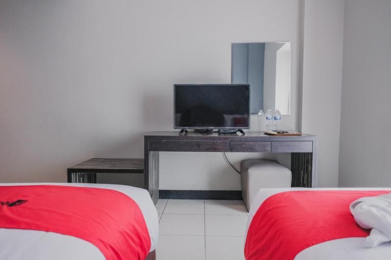 Джакарта: Reddoorz Plus @ Gunung Sahari 2