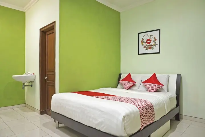 Батуретно: OYO 833 Hotel Army Look Syariah