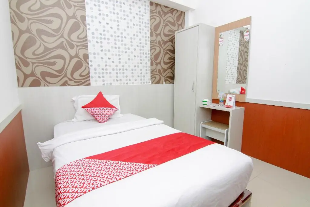 Палу: OYO 861 R Four Hotel