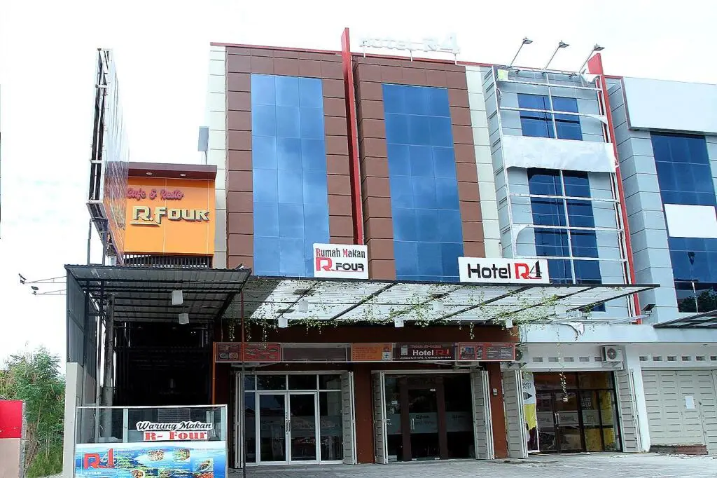 Палу: OYO 861 R Four Hotel